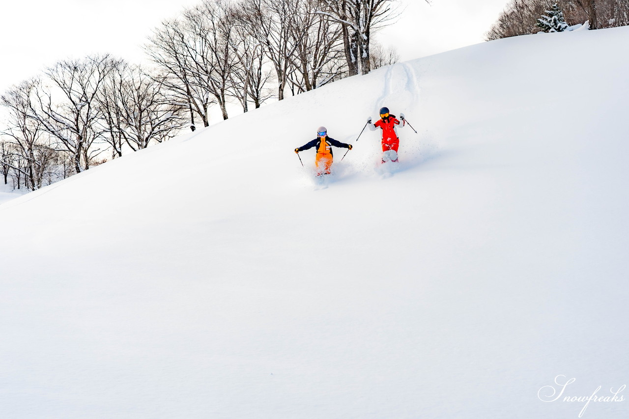 朝里川温泉スキー場　祝・積雪200cm到達。ふわふわのパウダースノーが降り積もったゲレンデを舞台に、女性スキーヤーチーム『TeamKP』成澤栞さんと秋山穂香さんが美しい滑りを披露！